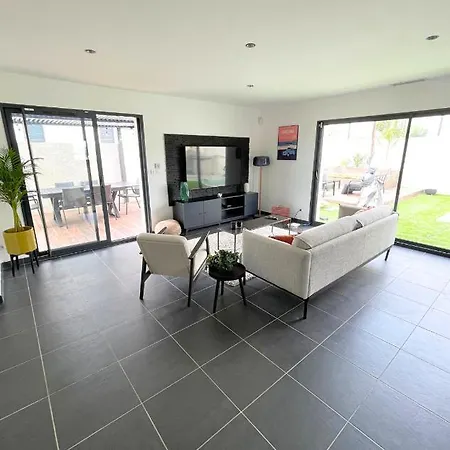 Contemporaine Avec Piscine Chauffee Proche Des Plages Villa